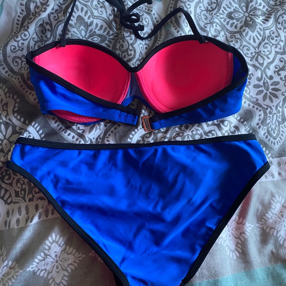 Bikini - Picture 2 of 2